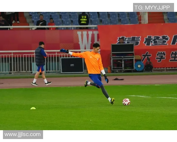 早期足球帅哥球星回顾与传奇故事 探索他们的风采与影响力 早期足球帅哥球星回顾与传奇故事 探索他们的风采与影响力